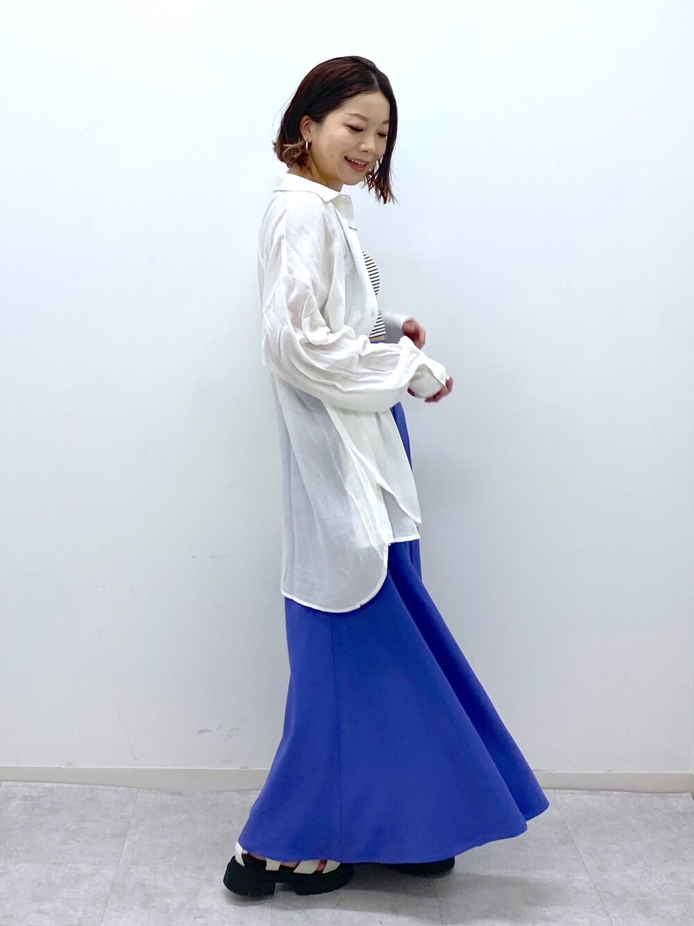 ホワイト系のトップス、その他のトップス、ブルー系のスカートを着用したレディースの夏コーディネートの2枚目の写真