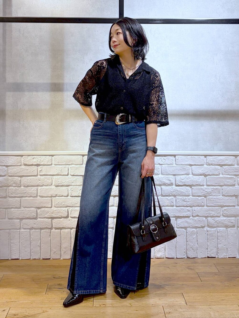ブルー系のデニムパンツ、ブラック系のシャツ/ブラウス、ブラック系のショルダーバッグを着用したレディースの夏コーディネートの8枚目の写真