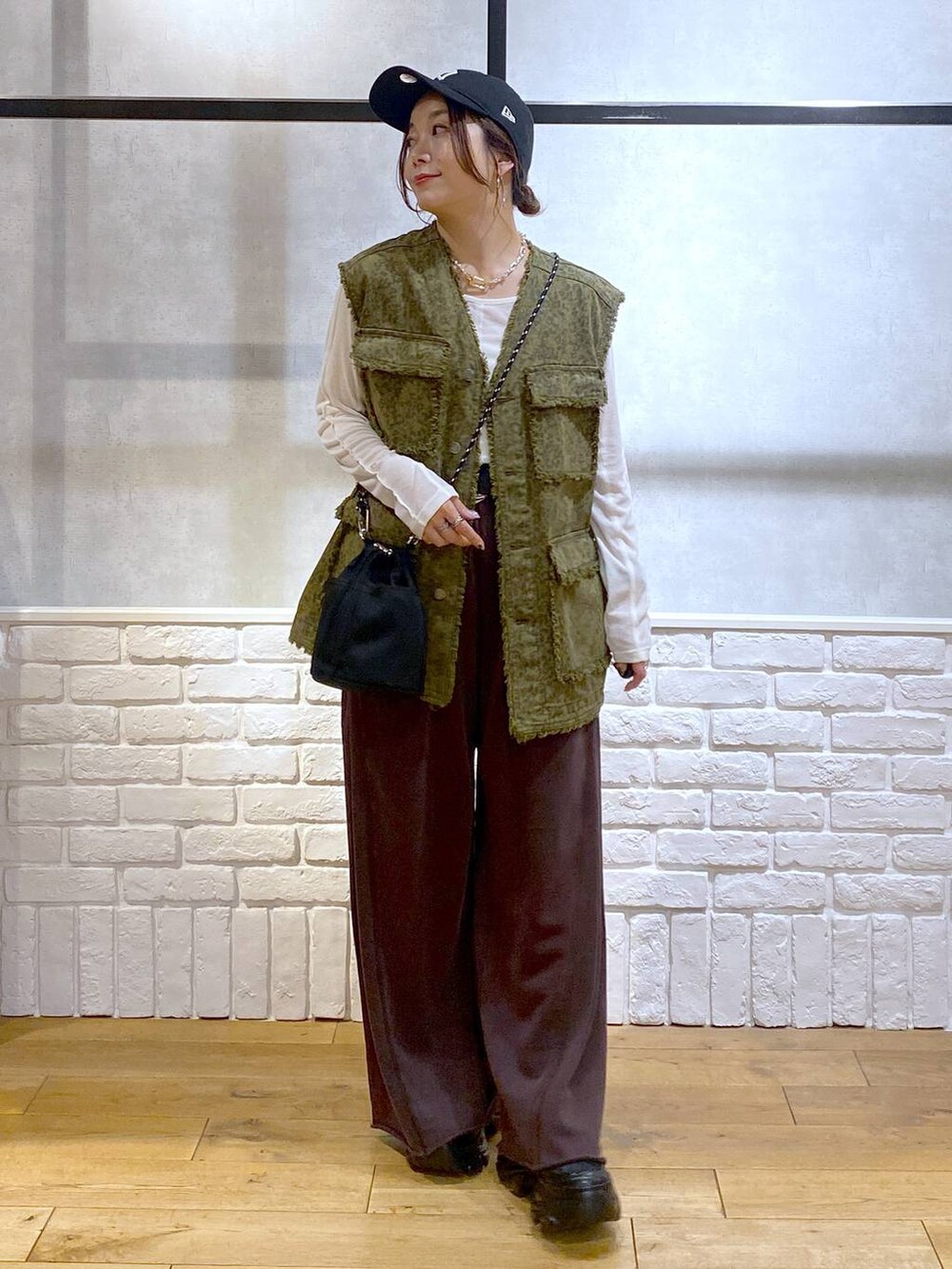 ブラック系のスニーカー、ブラウン系のスウェットパンツ、ブラック系のショルダーバッグを着用したレディースの夏コーディネートの8枚目の写真