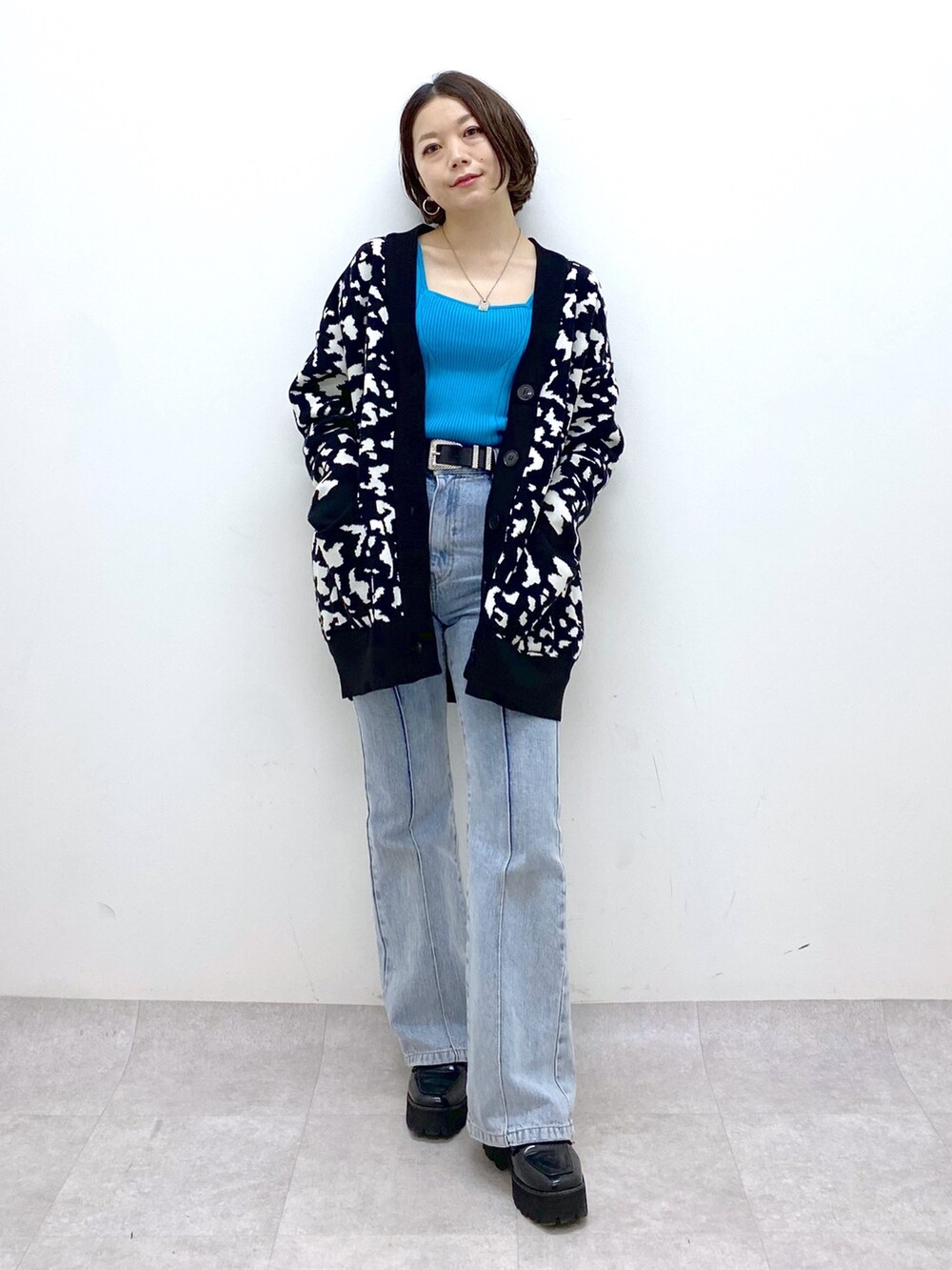 ブラック系のパンツ、その他のトップス、ブラック系のトップスを着用したレディースの春コーディネートの2枚目の写真