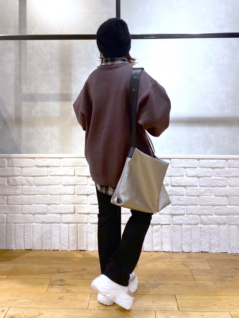 ブラック系のシャツ/ブラウス、シルバー系のトートバッグ、ブラック系のデニムパンツを着用したレディースの冬コーディネートの6枚目の写真