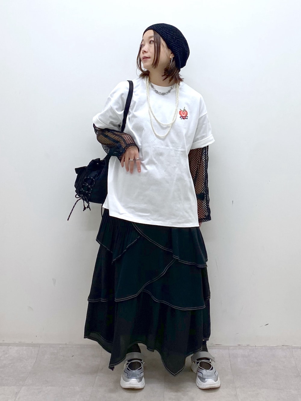 ホワイト系のTシャツ/カットソー、ブラック系のボディバッグ/ウエストポーチ、ブラック系のTシャツ/カットソーを着用したレディースの春コーディネートの8枚目の写真