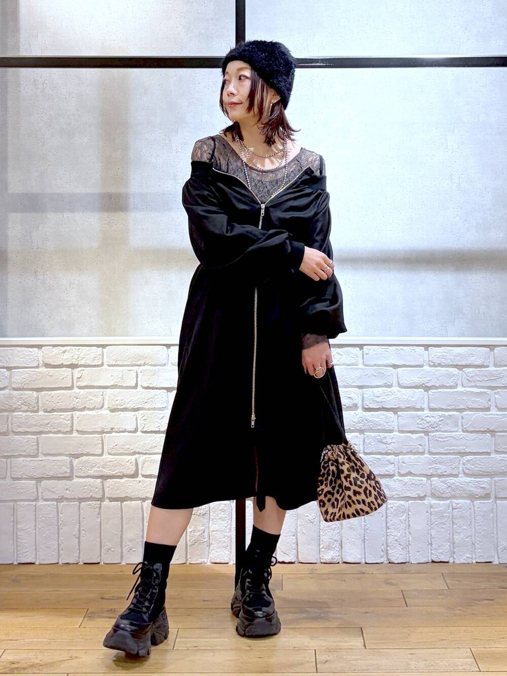 ブラック系のブーツ、グレー系のTシャツ/カットソー、その他のハンドバッグを着用したレディースの冬コーディネートの9枚目の写真