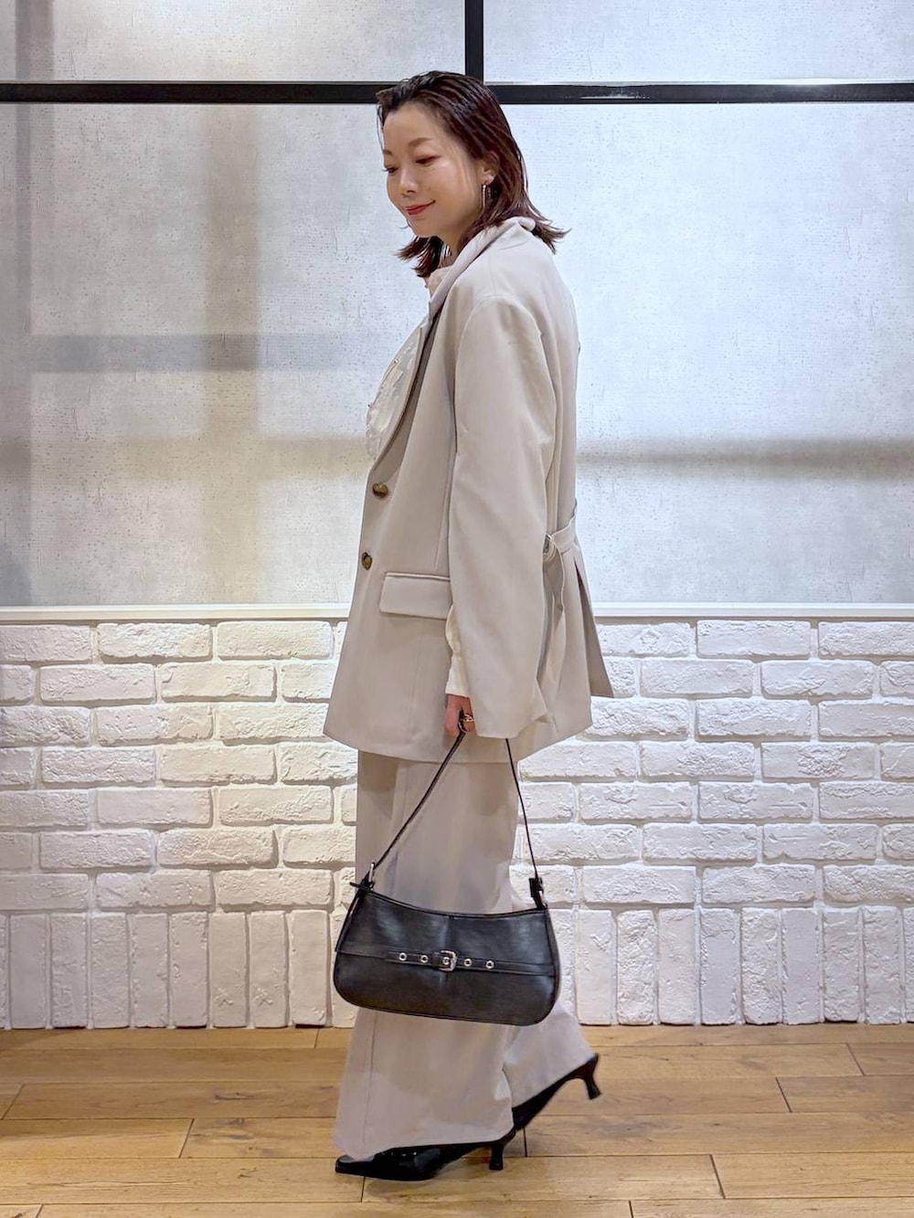 グレー系のテーラードジャケット、ベージュ系のデニムパンツ、ホワイト系のTシャツ/カットソーを着用したレディースの冬コーディネートの7枚目の写真