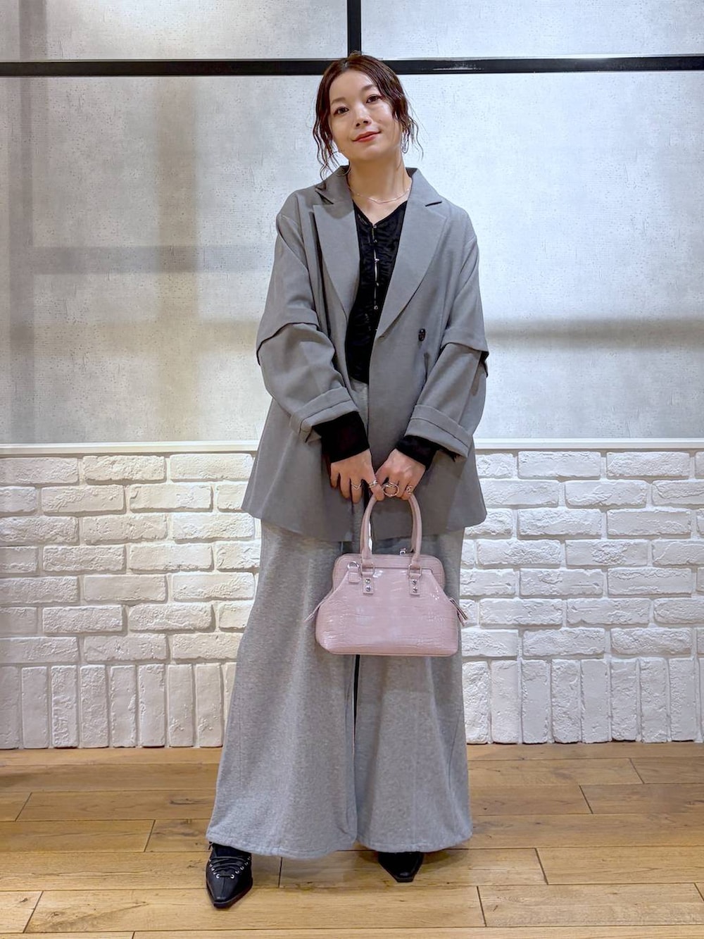 ピンク系のハンドバッグ、グレー系のスウェットパンツ、ブラック系のサンダルを着用したレディースの春コーディネートの9枚目の写真