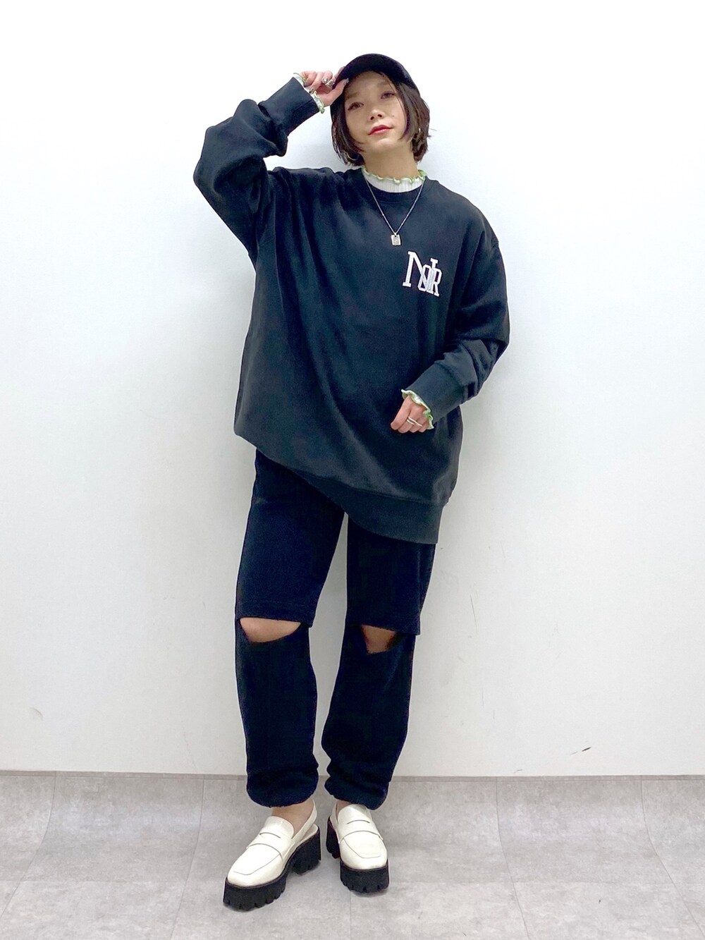 ブラック系のスウェット、ブラック系のスウェットパンツ、ホワイト系のニット/セーターを着用したレディースの冬コーディネートの5枚目の写真