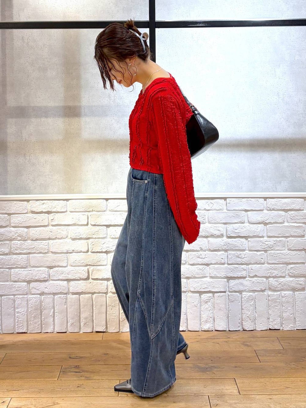 ホワイト系のキャミソール、ブラック系のハンドバッグ、ブラウン系のサンダルを着用したレディースの春コーディネートの7枚目の写真