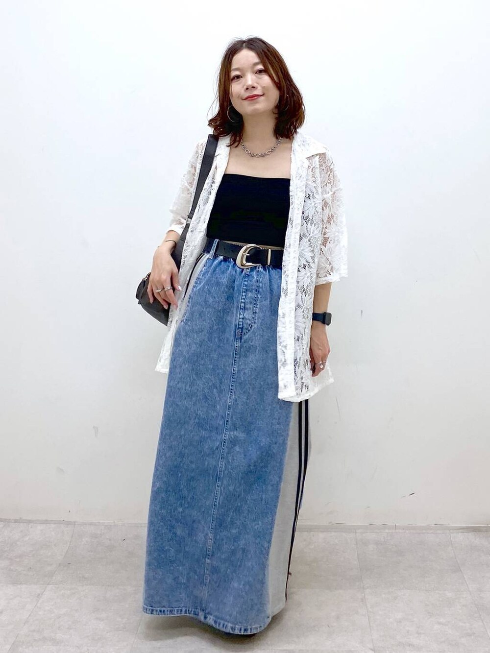 ブラック系のショルダーバッグ、レッド系のサンダル、ブルー系のスカートを着用したレディースの夏コーディネートの8枚目の写真