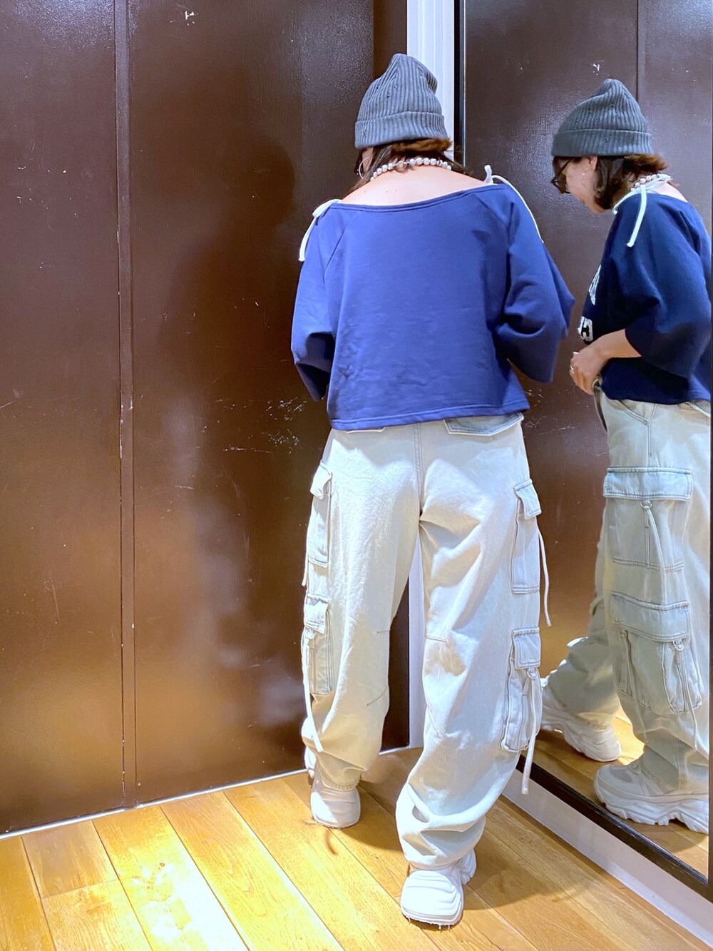 ブルー系のデニムパンツ、ホワイト系のスニーカー、ブルー系のTシャツ/カットソーを着用したレディースの夏コーディネートの6枚目の写真