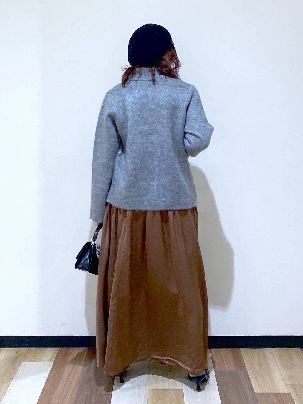 ブラウン系のTシャツ/カットソー、その他のハンドバッグ、ブラック系のパンプスを着用したレディースの秋コーディネートの6枚目の写真