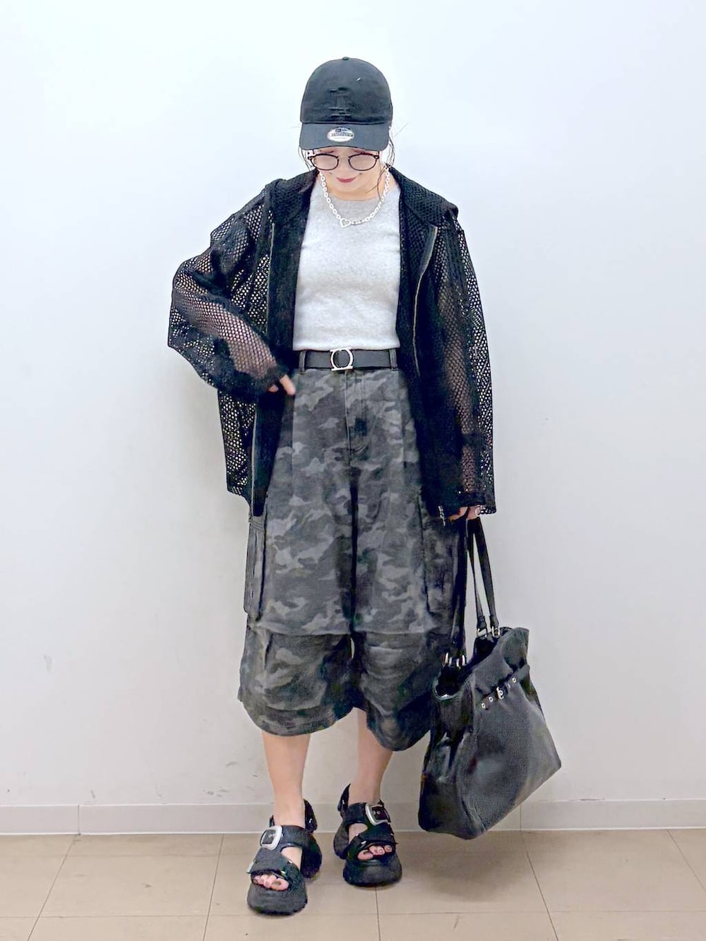 ブラック系のパーカー、グレー系のTシャツ/カットソー、ブラック系のサンダルを着用したレディースの夏コーディネートの9枚目の写真