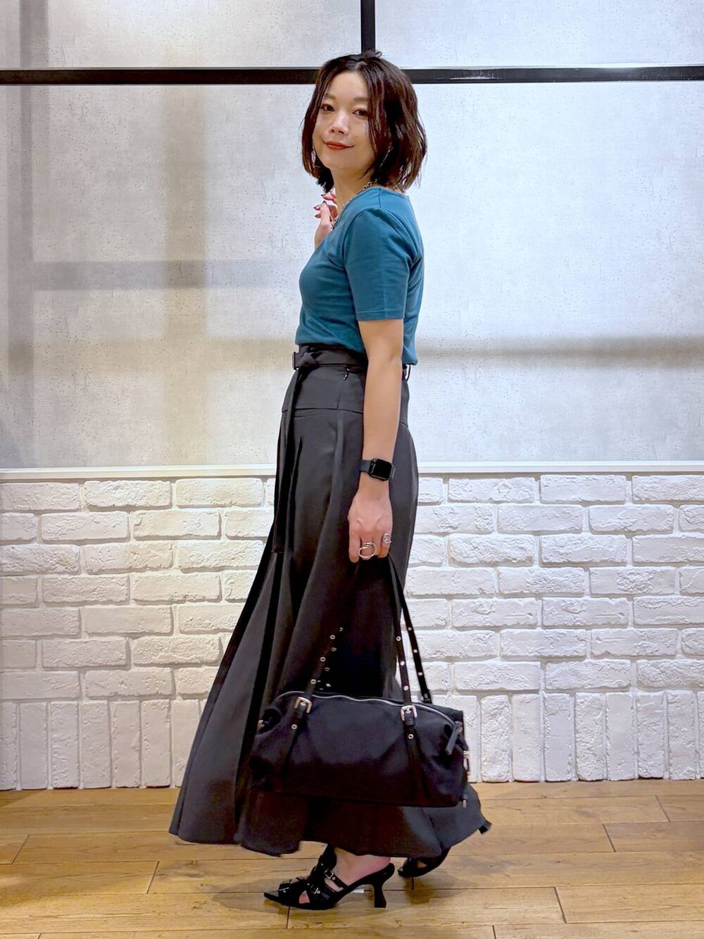 ブラック系のサンダル、ブラック系のボストンバッグ、ブルー系のTシャツ/カットソーを着用したレディースの夏コーディネートの5枚目の写真