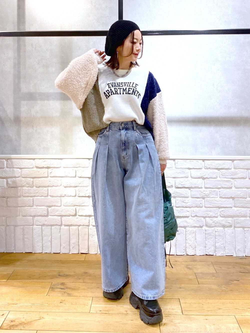 「クリスマスに着たい服、デニム、ニット帽、ニット、ブーツ、テーマパークコーデ、冬コーデ、休日スタイル、きれいめカジュアル、ショルダーバッグ、低身長、オトナカジュアル、ワイドパンツ、ショート丈トップス、ロゴニット」｜「PAGEBOYのタックデニムパンツ（デニムパンツ、ブルー系）」を使った、Chisaさん（レディース・154cm）の冬コーディネートの5枚目の写真