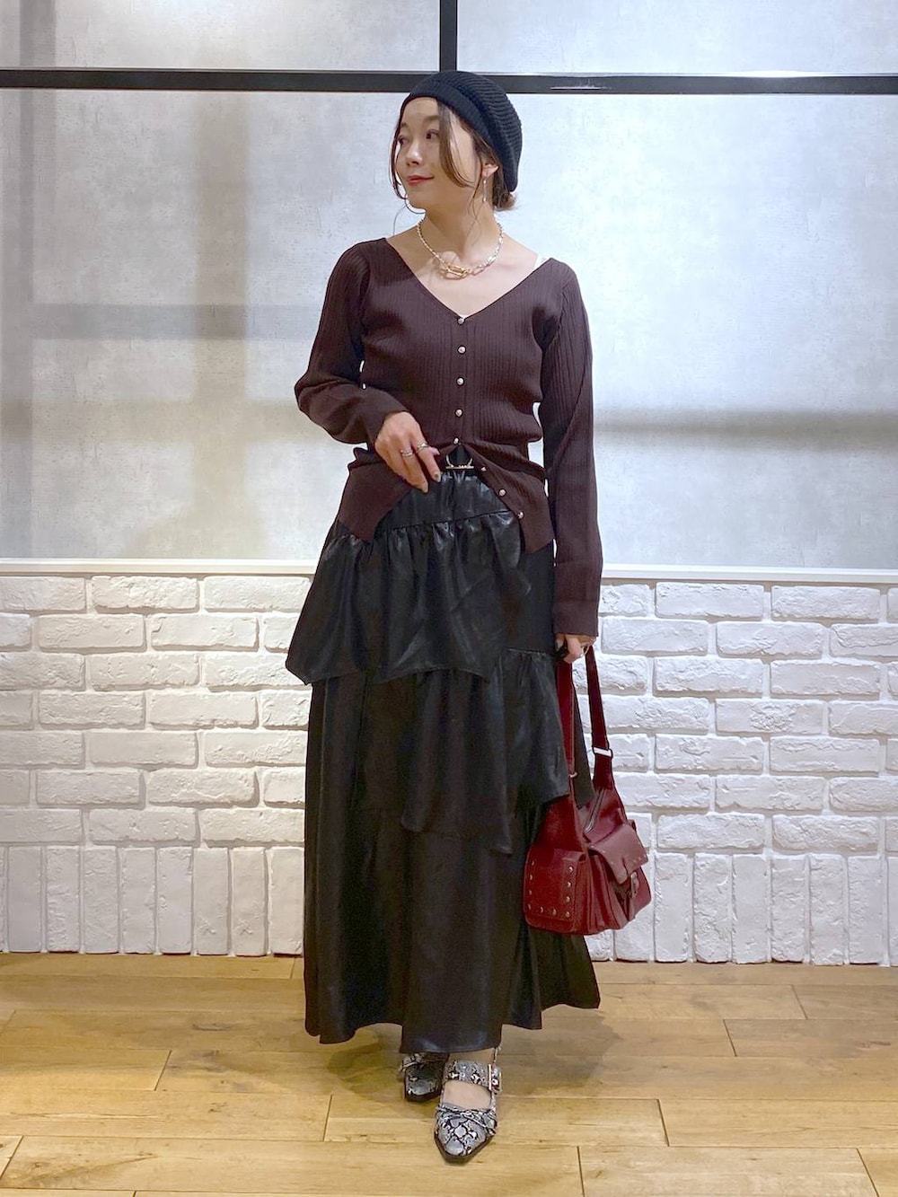 ホワイト系のパンプス、レッド系のショルダーバッグ、ブラック系のスカートを着用したレディースの夏コーディネートの8枚目の写真