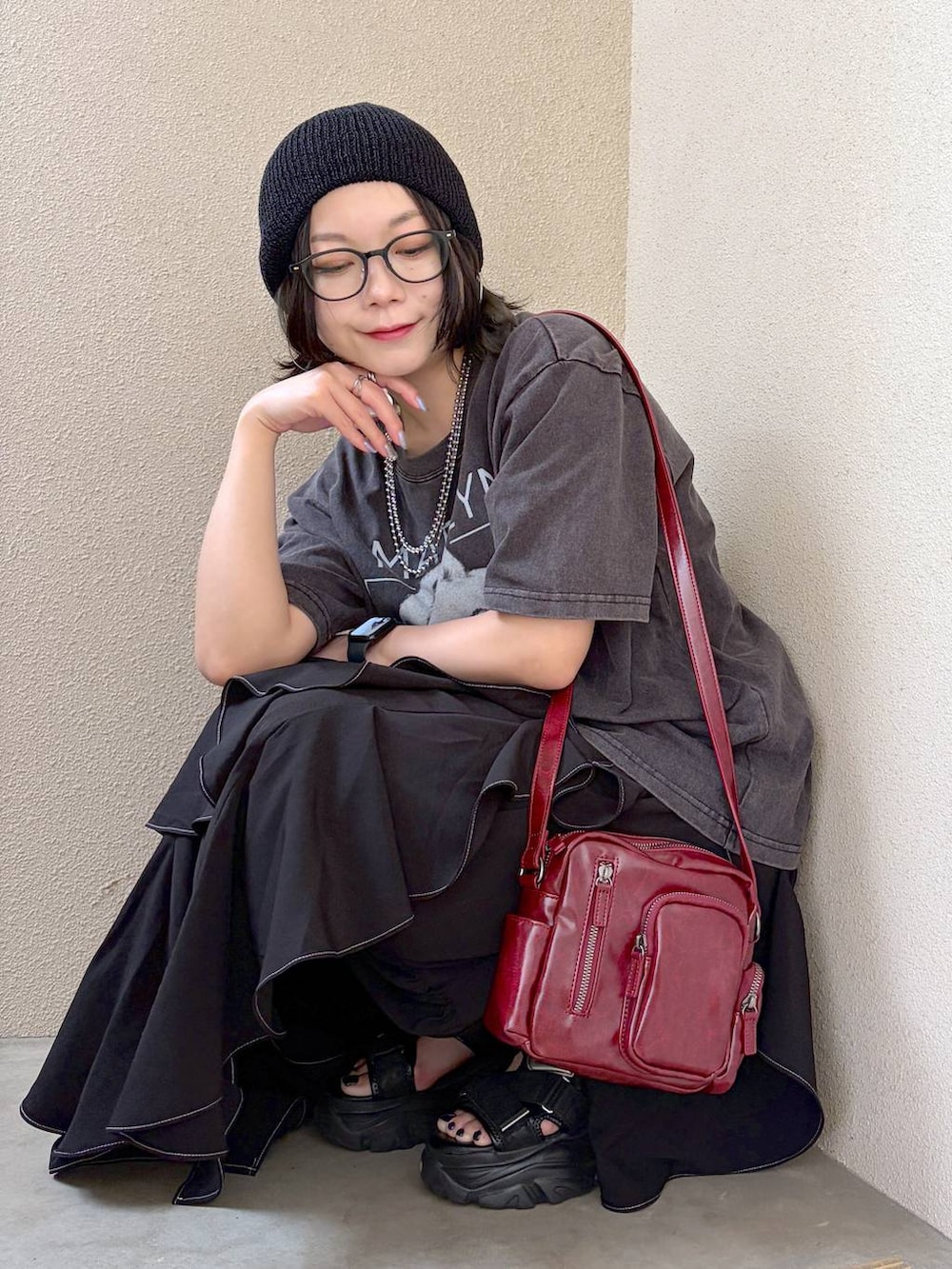 グレー系のTシャツ/カットソー、ブラック系のスカート、レッド系のショルダーバッグを着用したレディースの夏コーディネートの8枚目の写真