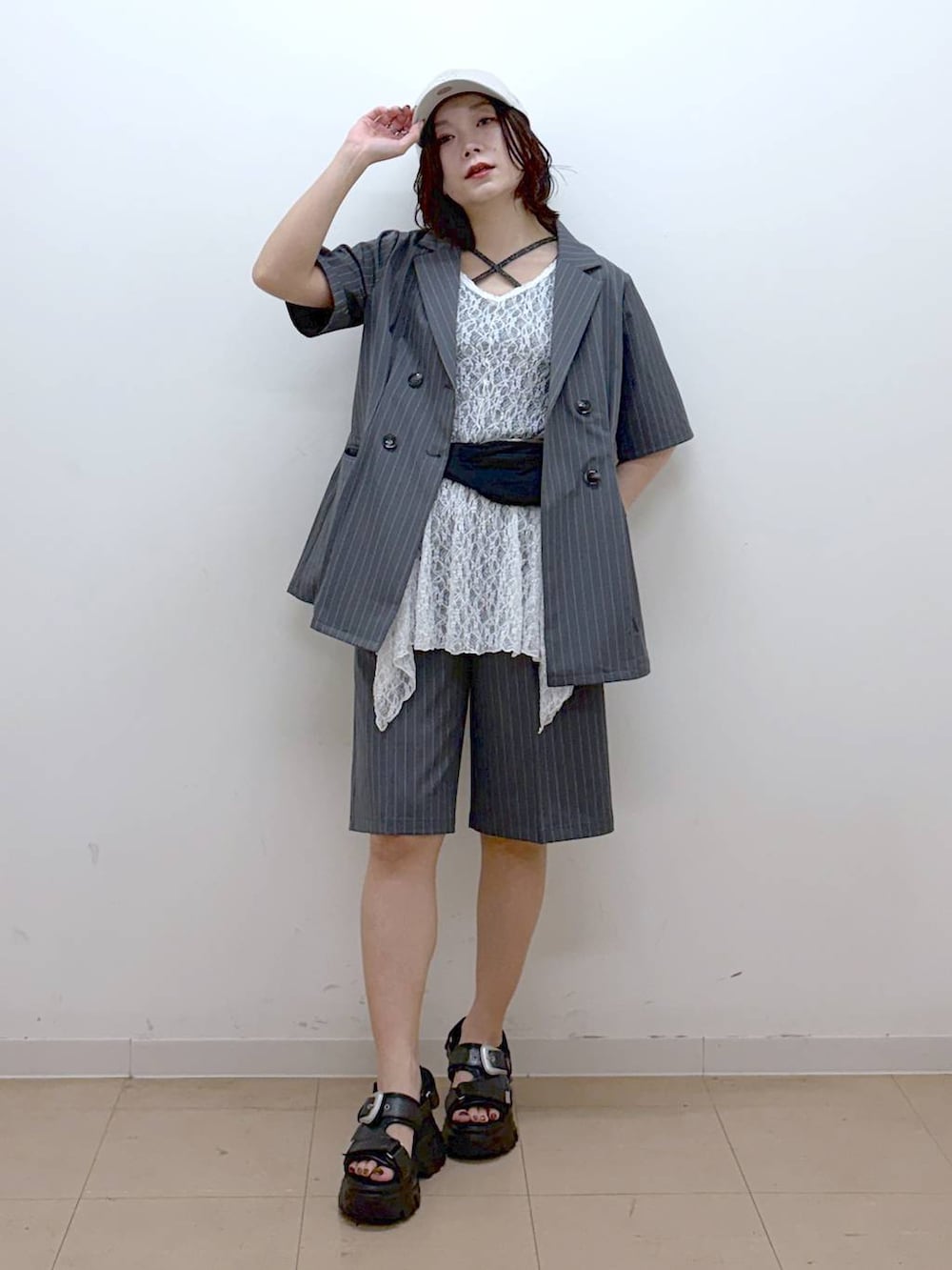 ブラック系のサンダル、グレー系のタンクトップ、ホワイト系のTシャツ/カットソーを着用したレディースの夏コーディネートの9枚目の写真