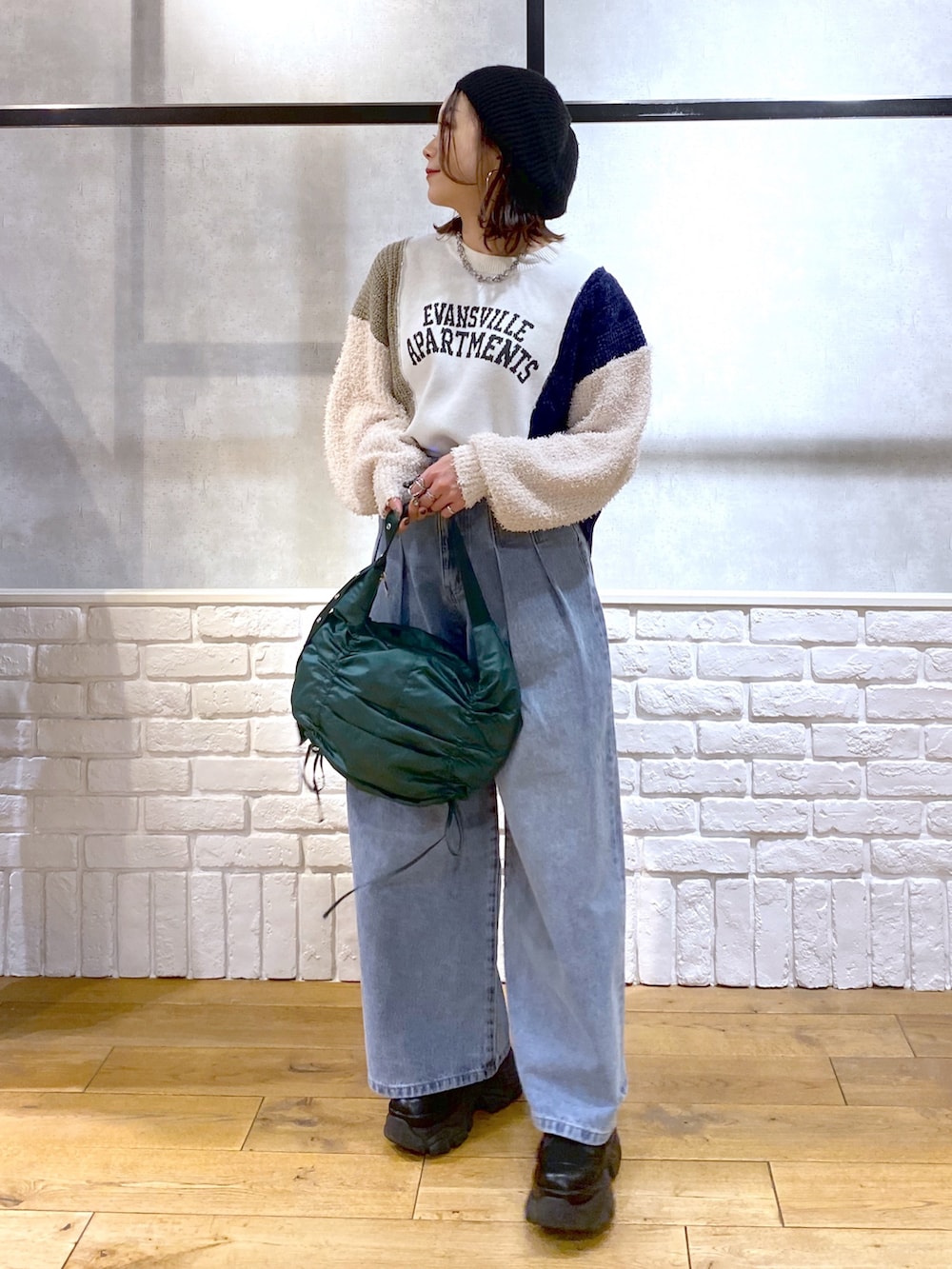 「クリスマスに着たい服、デニム、ニット帽、ニット、ブーツ、テーマパークコーデ、冬コーデ、休日スタイル、きれいめカジュアル、ショルダーバッグ、低身長、オトナカジュアル、ワイドパンツ、ショート丈トップス、ロゴニット」｜「PAGEBOYのタックデニムパンツ（デニムパンツ、ブルー系）」を使った、Chisaさん（レディース・154cm）の冬コーディネートの8枚目の写真