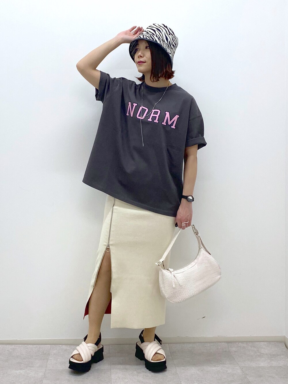 グレー系のTシャツ/カットソー、ホワイト系のショルダーバッグ、ホワイト系のスカートを着用したレディースの春コーディネートの5枚目の写真