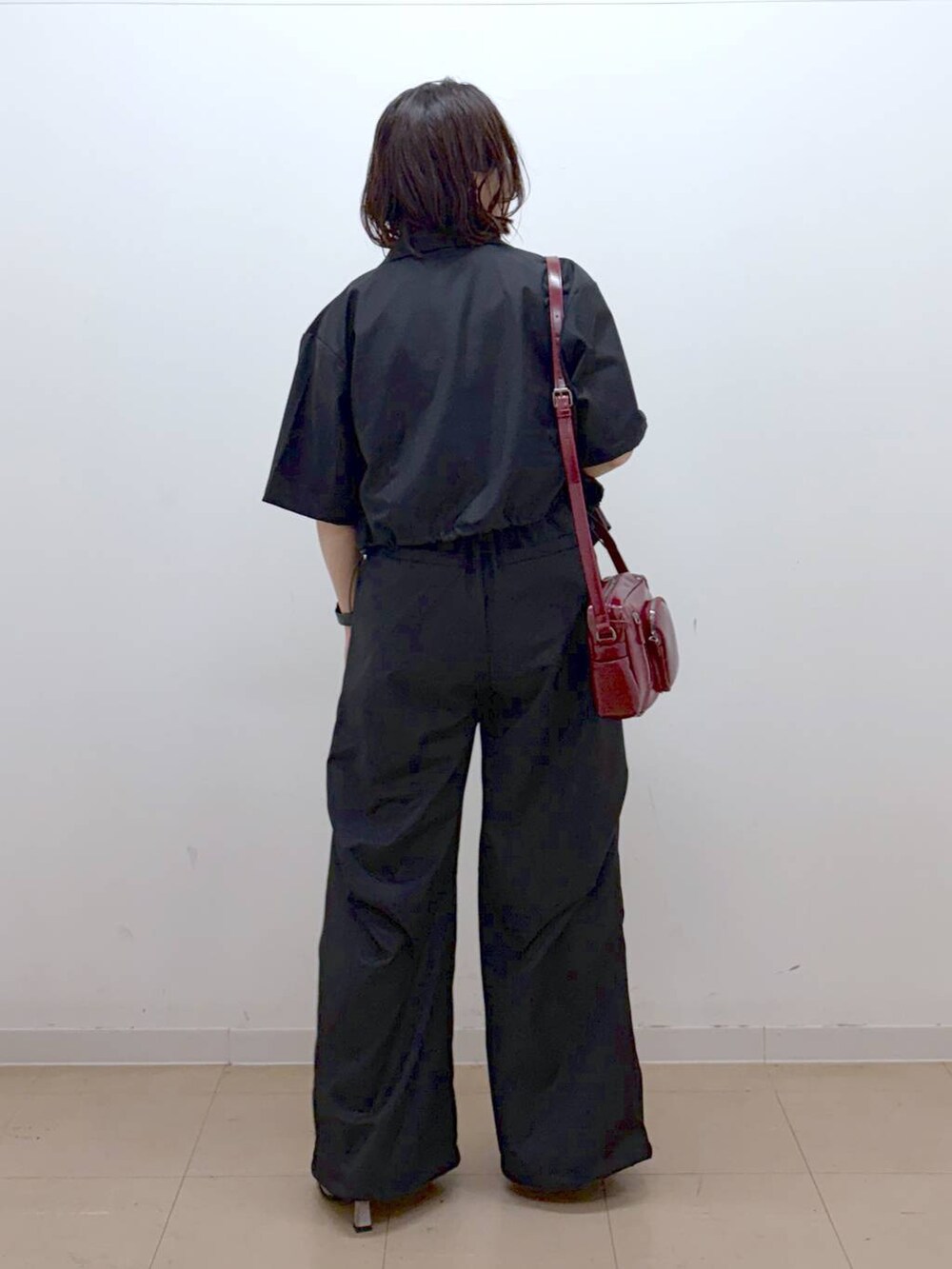 ブラック系のTシャツ/カットソー、レッド系のショルダーバッグ、その他のサンダルを着用したレディースの夏コーディネートの6枚目の写真