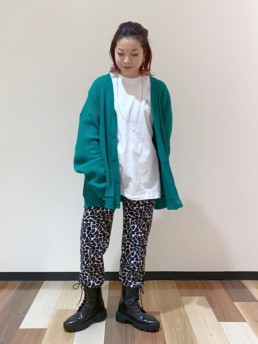 ブラック系のその他パンツ、ブラック系のブーツ、グリーン系のカーディガン/ボレロを着用したレディースの冬コーディネートの2枚目の写真