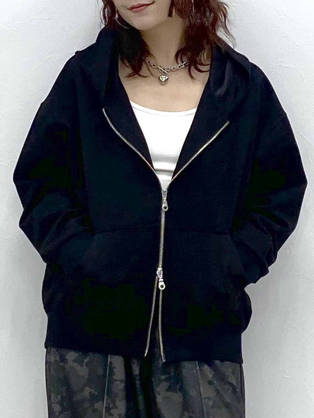 ブラック系のブーツ、ホワイト系のキャミソール、その他のその他パンツを着用したレディースの秋コーディネートの2枚目の写真