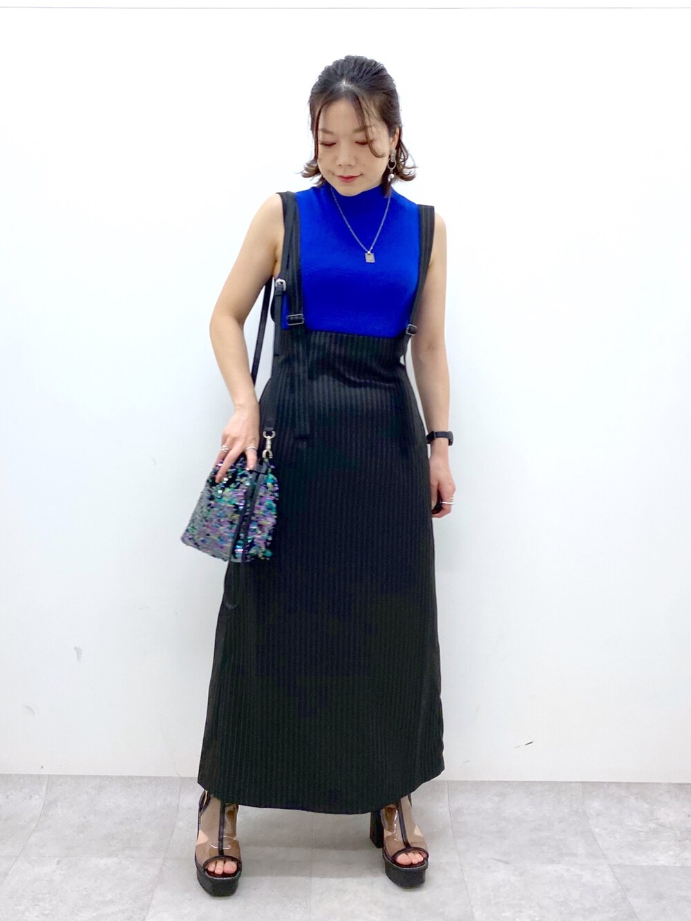 ブルー系のTシャツ/カットソー、その他のワンピース、ブラック系のショルダーバッグを着用したレディースの夏コーディネートの2枚目の写真