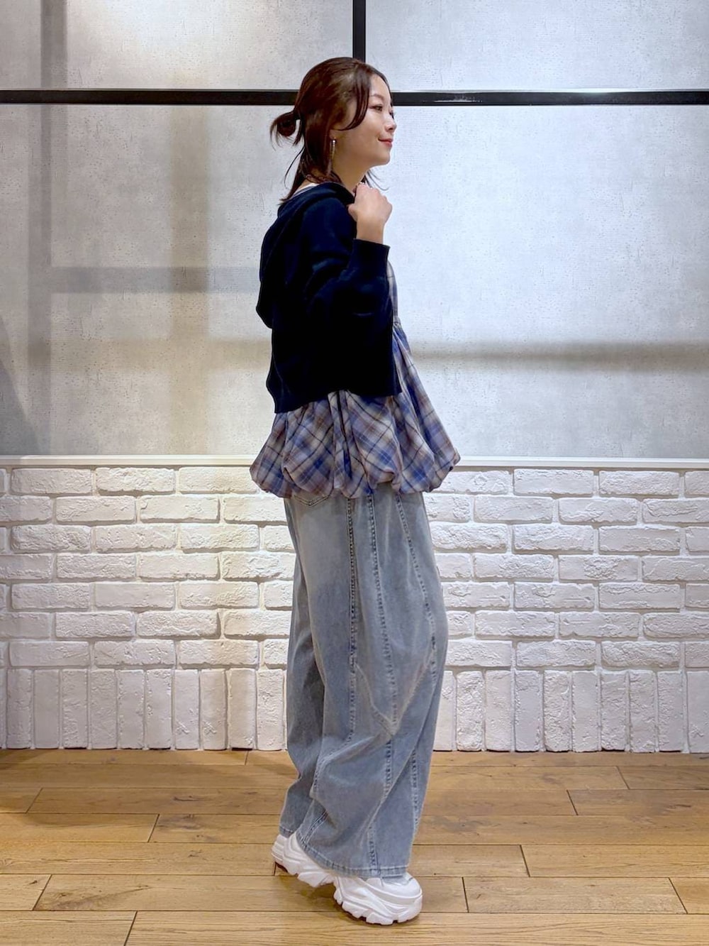 ホワイト系のスニーカー、ホワイト系のボストンバッグ、ブルー系のパーカーを着用したレディースの春コーディネートの5枚目の写真