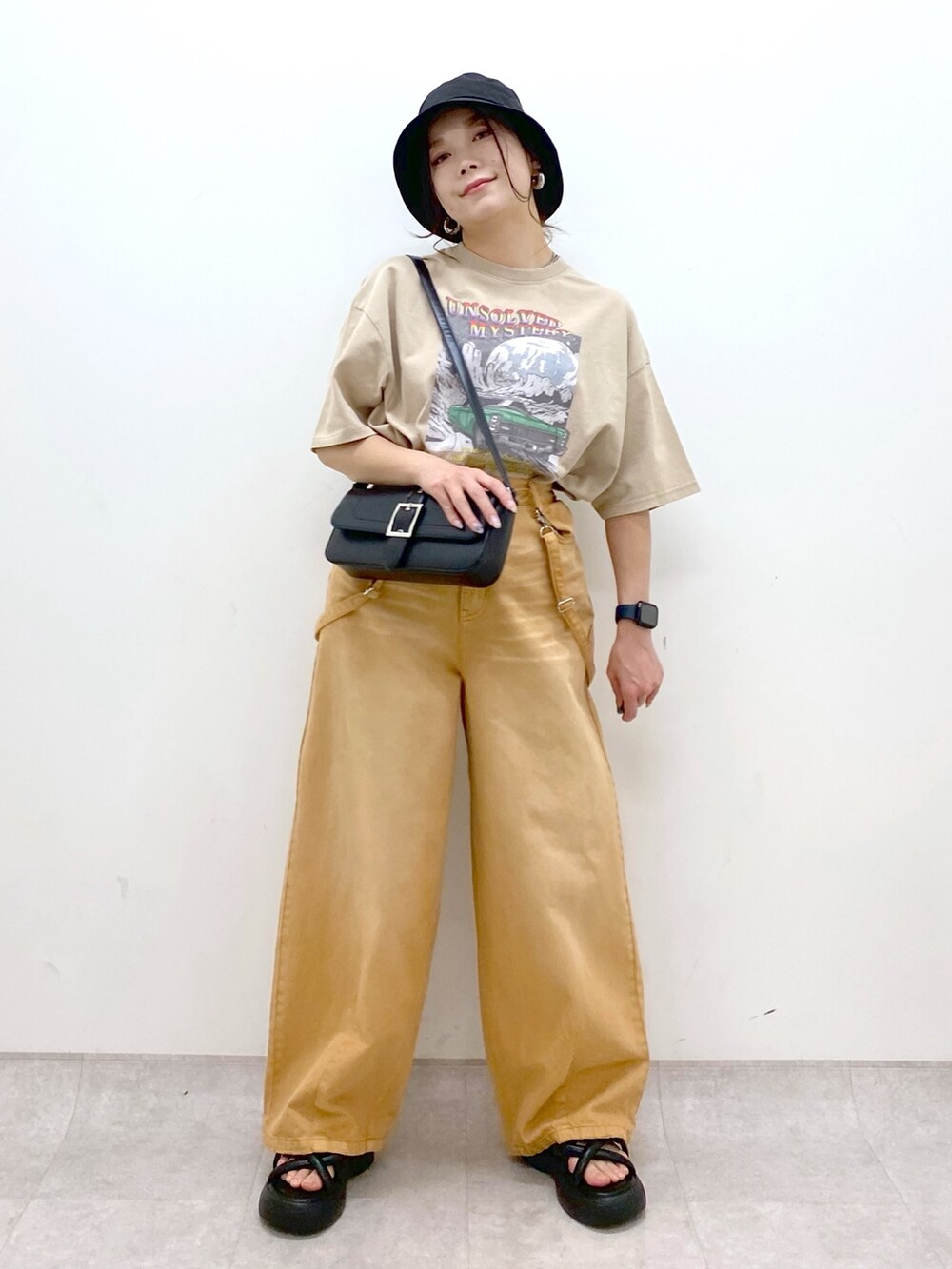 ベージュ系のTシャツ/カットソー、ベージュ系のデニムパンツ、ブラック系のサンダルを着用したレディースの春コーディネートの9枚目の写真