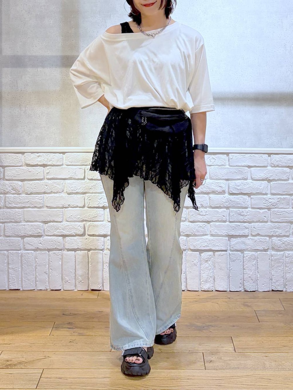 ホワイト系のTシャツ/カットソー、ブルー系のデニムパンツ、ブラック系のTシャツ/カットソーを着用したレディースの夏コーディネートの3枚目の写真