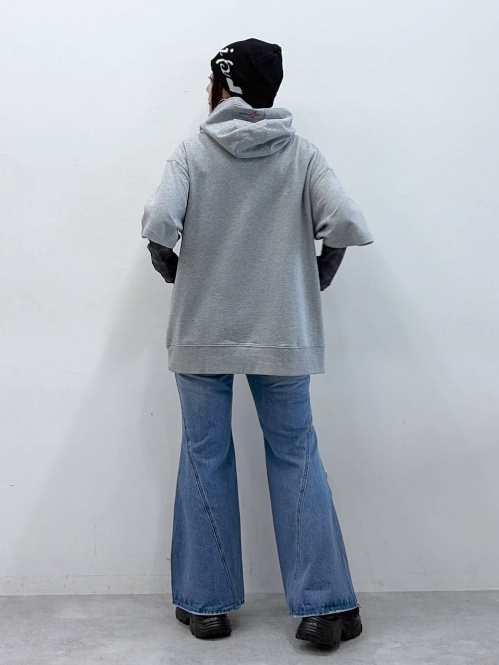 ブルー系のデニムパンツ、ブラック系のサンダル、グレー系のTシャツ/カットソーを着用したレディースの春コーディネートの6枚目の写真