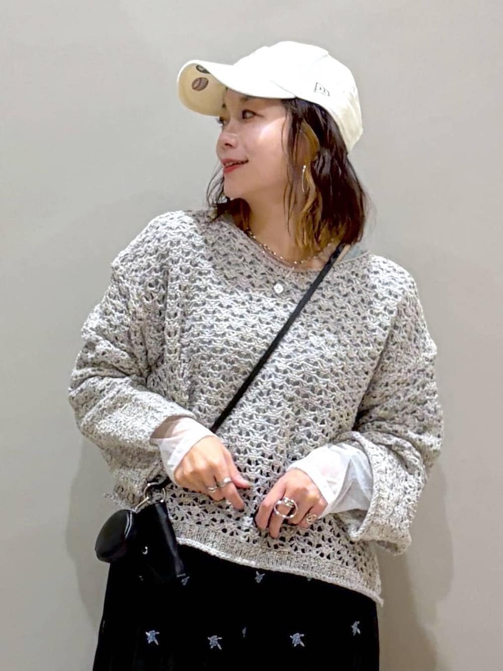 ブラック系のその他パンツ、ブラック系のブーツ、ホワイト系のニット/セーターを着用したレディースの秋コーディネートの2枚目の写真