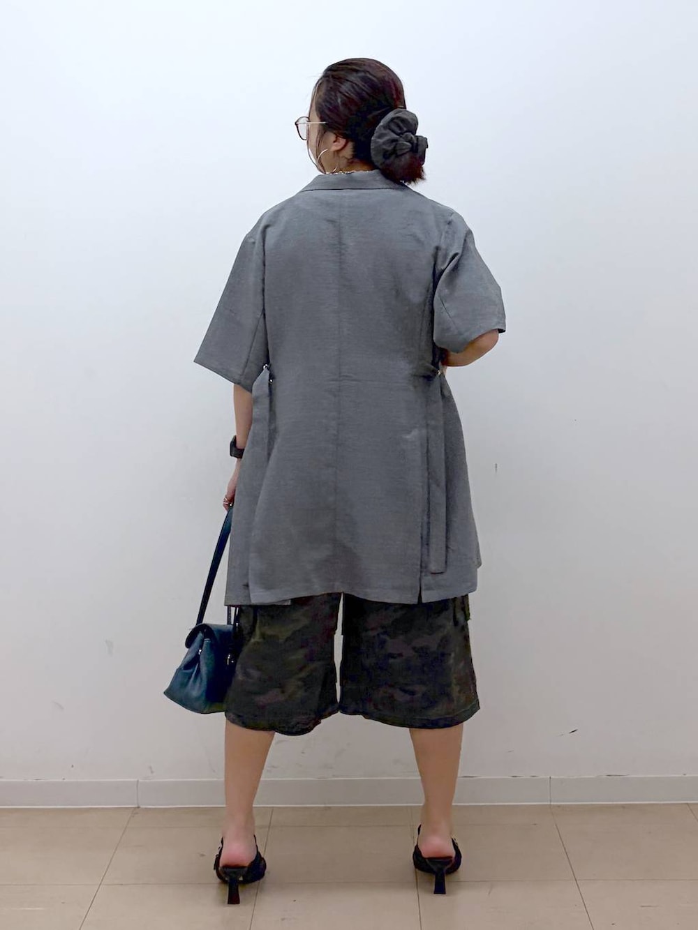 ホワイト系のTシャツ/カットソー、ブラック系のサンダル、グレー系のテーラードジャケットを着用したレディースの夏コーディネートの7枚目の写真