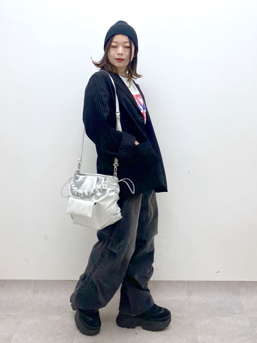 ホワイト系のTシャツ/カットソー、その他のテーラードジャケット、シルバー系のショルダーバッグを着用したレディースの冬コーディネートの7枚目の写真