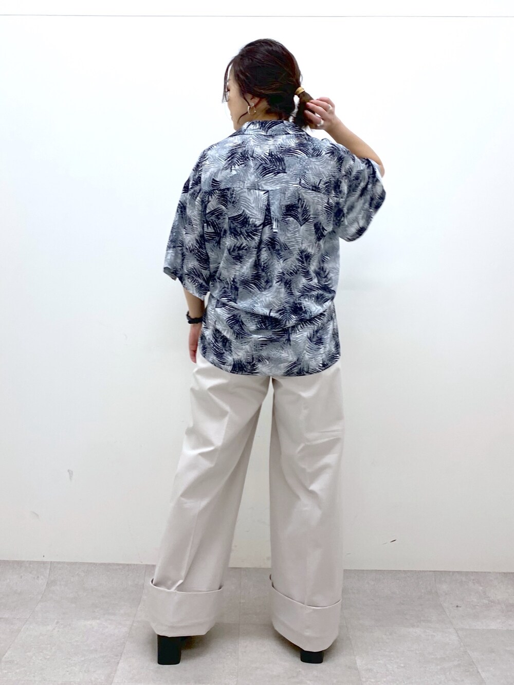 ベージュ系のスラックス、ブラック系のトップス、ブラック系のトップスを着用したレディースの夏コーディネートの4枚目の写真