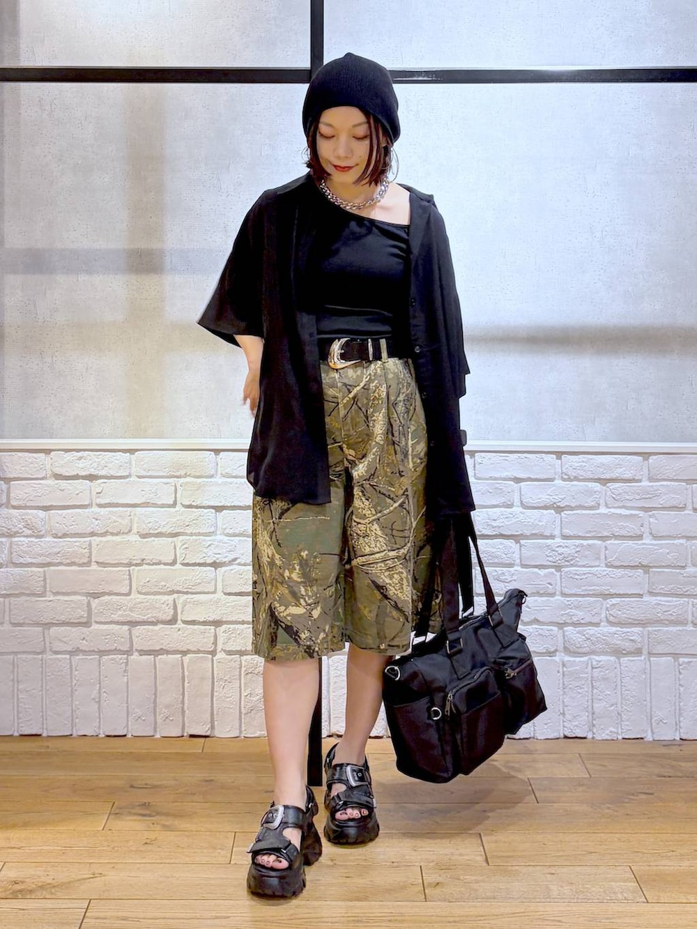ブラック系のボストンバッグ、その他のデニムパンツ、ブラック系のサンダルを着用したレディースの夏コーディネートの9枚目の写真