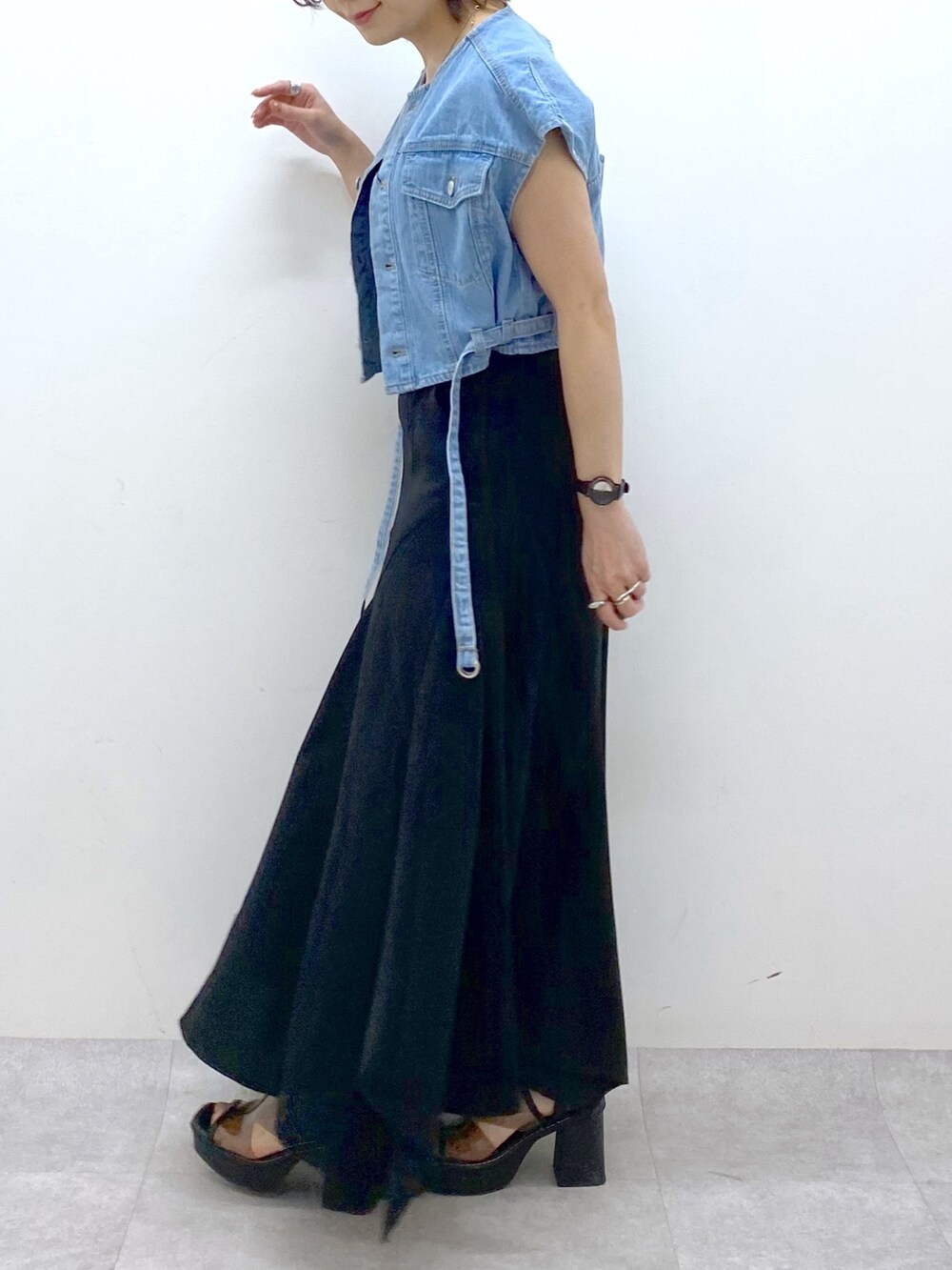 ブラック系のスカート、ブルー系のその他アウター、その他のサンダルを着用したレディースの春コーディネートの5枚目の写真