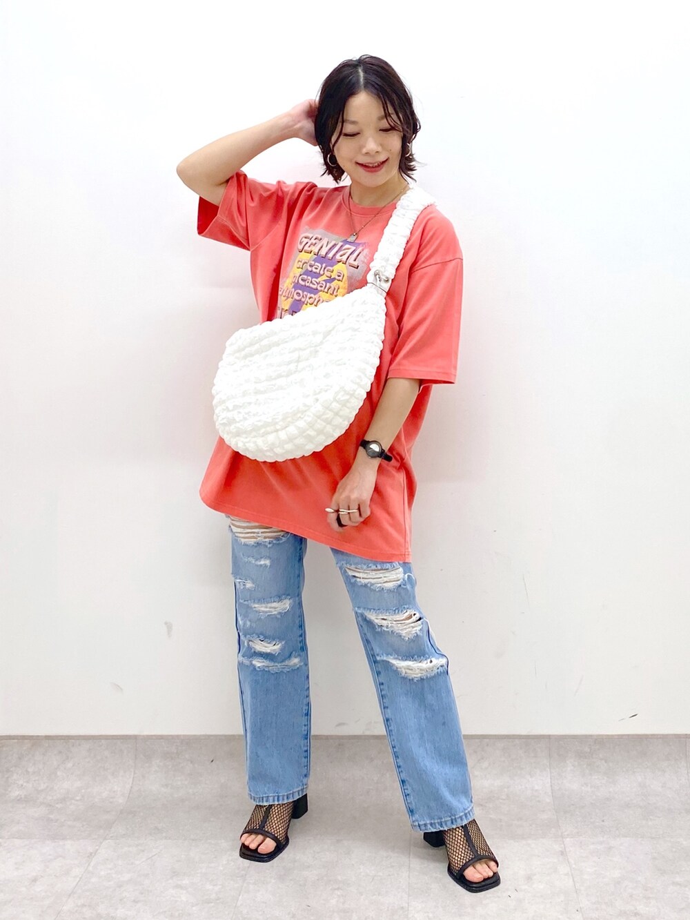 ホワイト系のバッグ、ブルー系のパンツ、レッド系のTシャツ/カットソーを着用したレディースの春コーディネートの2枚目の写真
