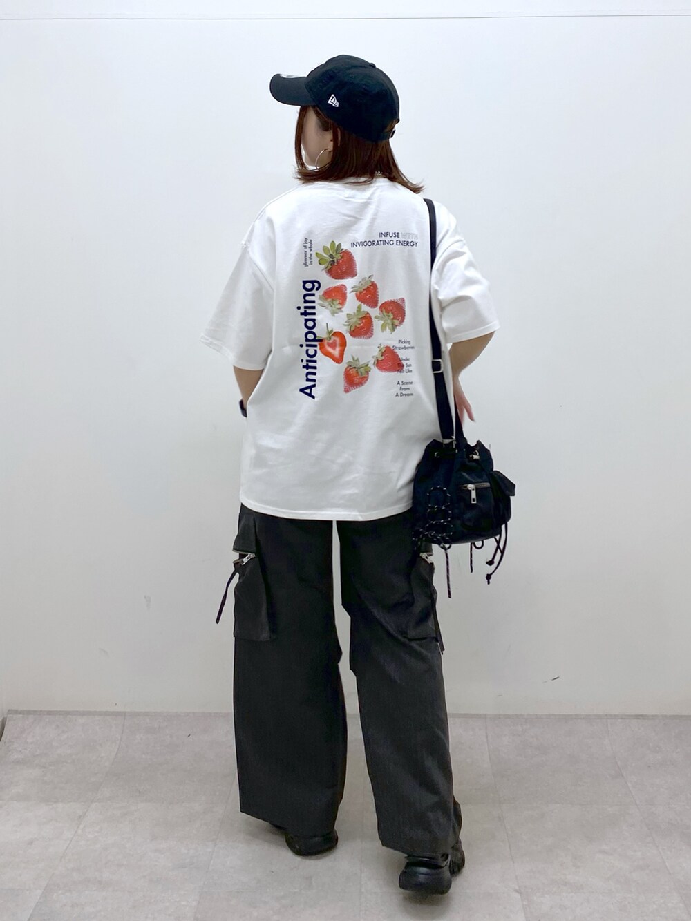 ホワイト系のTシャツ/カットソー、ブラック系のボディバッグ/ウエストポーチ、グレー系のカーゴパンツを着用したレディースの春コーディネートの8枚目の写真