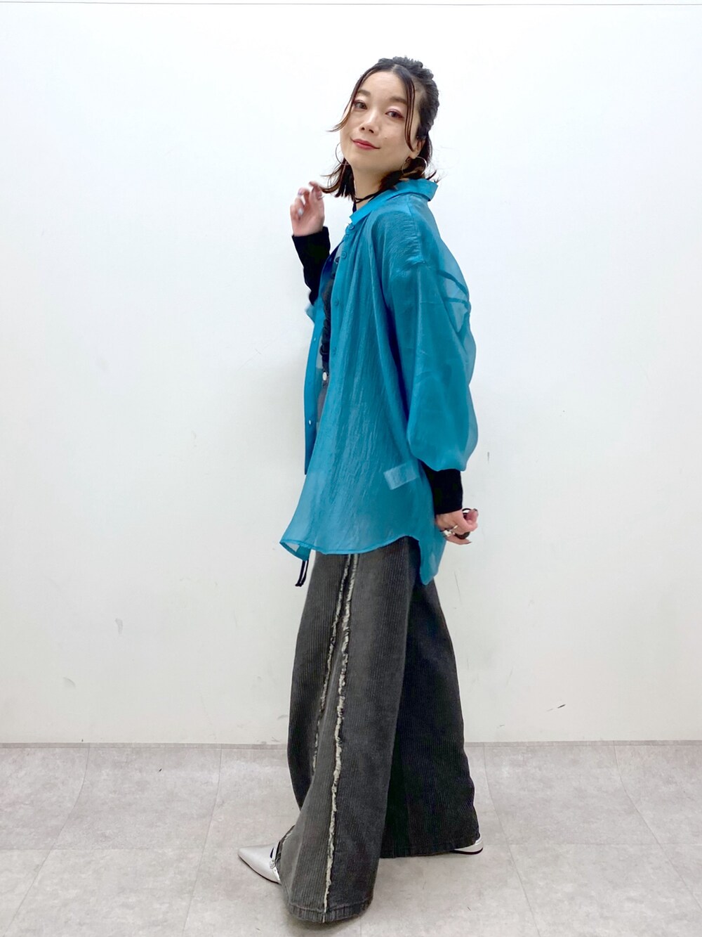 シルバー系のパンプス、ブラック系のデニムパンツ、ブラック系のショルダーバッグを着用したレディースの夏コーディネートの8枚目の写真