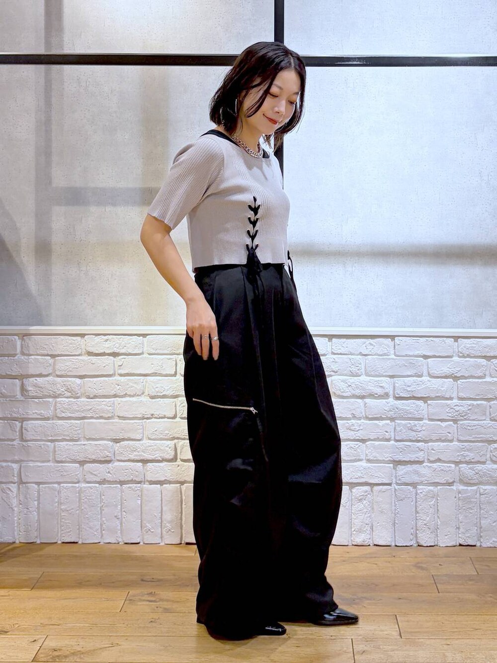ブラック系のカーゴパンツ、グレー系のTシャツ/カットソー、ブラック系のショルダーバッグを着用したレディースの夏コーディネートの5枚目の写真