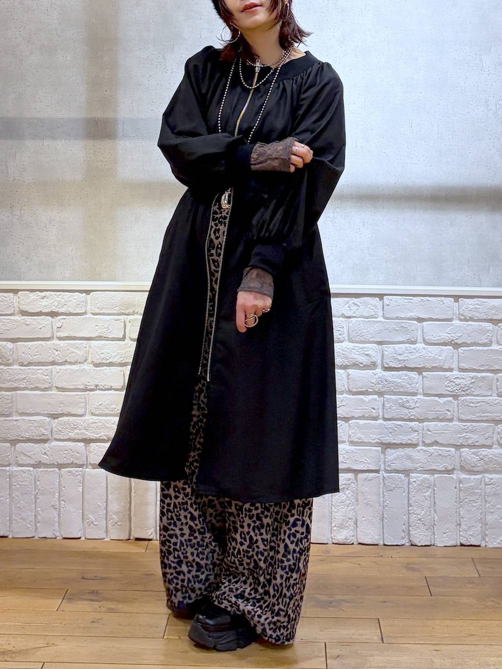 ブラック系のブーツ、ベージュ系のその他パンツ、ブラック系のワンピースを着用したレディースの冬コーディネートの3枚目の写真