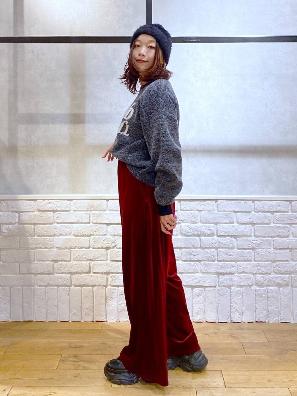 ブラック系のスニーカー、レッド系のその他パンツ、レッド系のその他パンツを着用したレディースの秋コーディネートの8枚目の写真