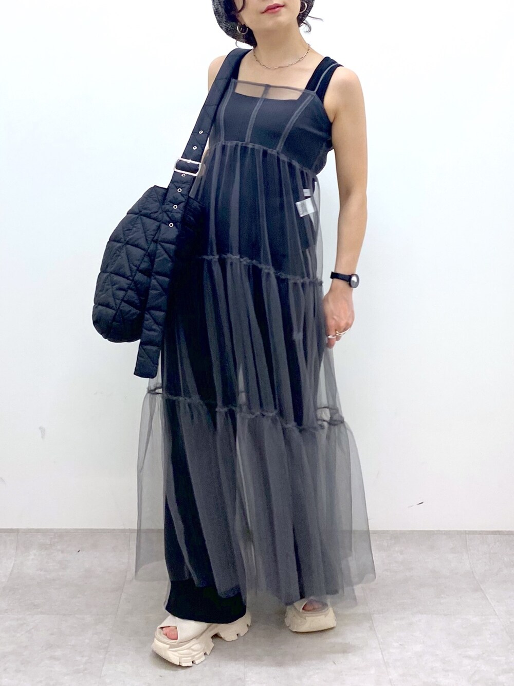 ブラック系のショルダーバッグ、グレー系のワンピース、ブラック系のスウェットパンツを着用したレディースの夏コーディネートの4枚目の写真