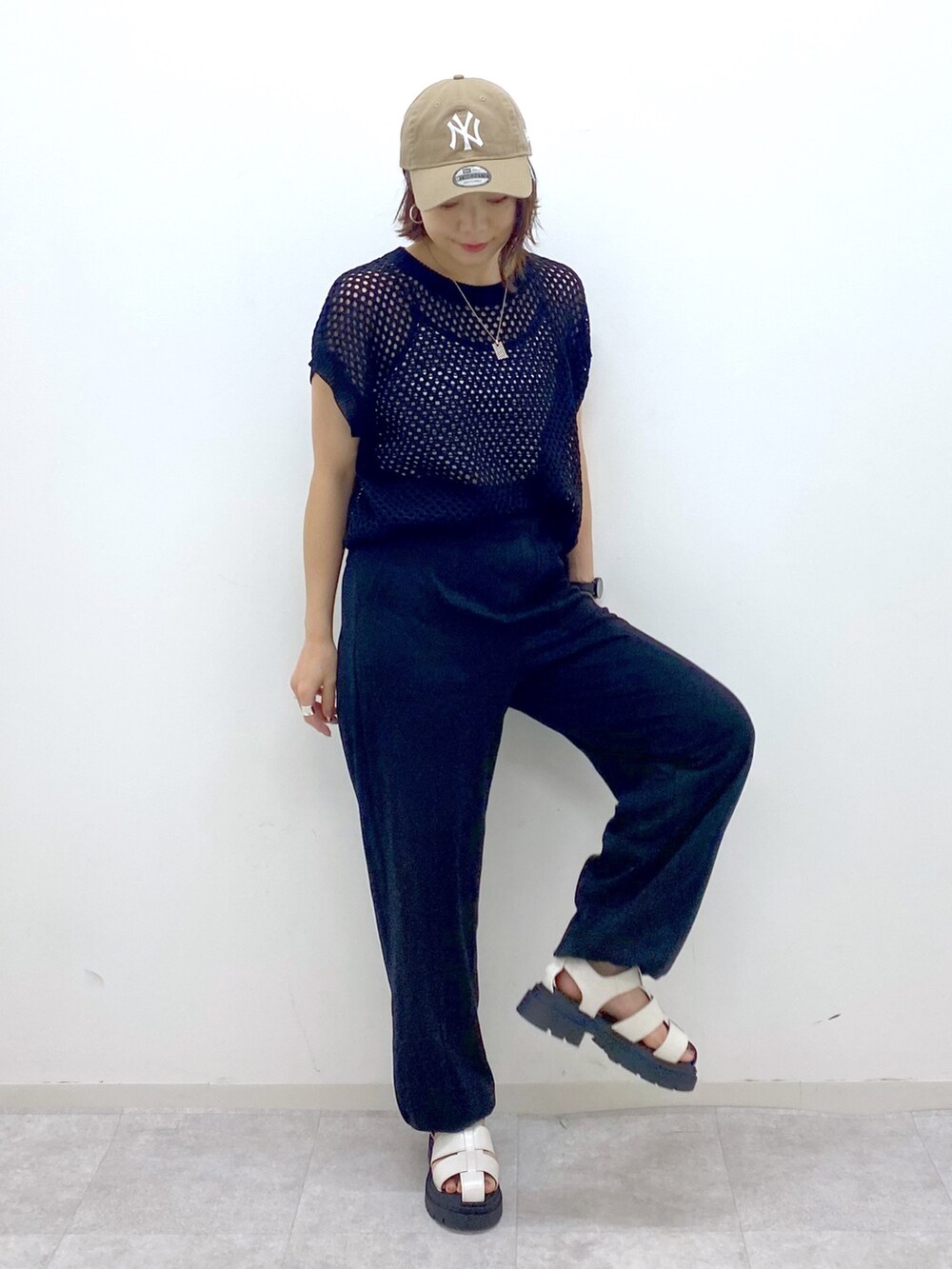 ブラック系のトップス、その他のトップス、ホワイト系のシューズを着用したレディースの夏コーディネートの2枚目の写真