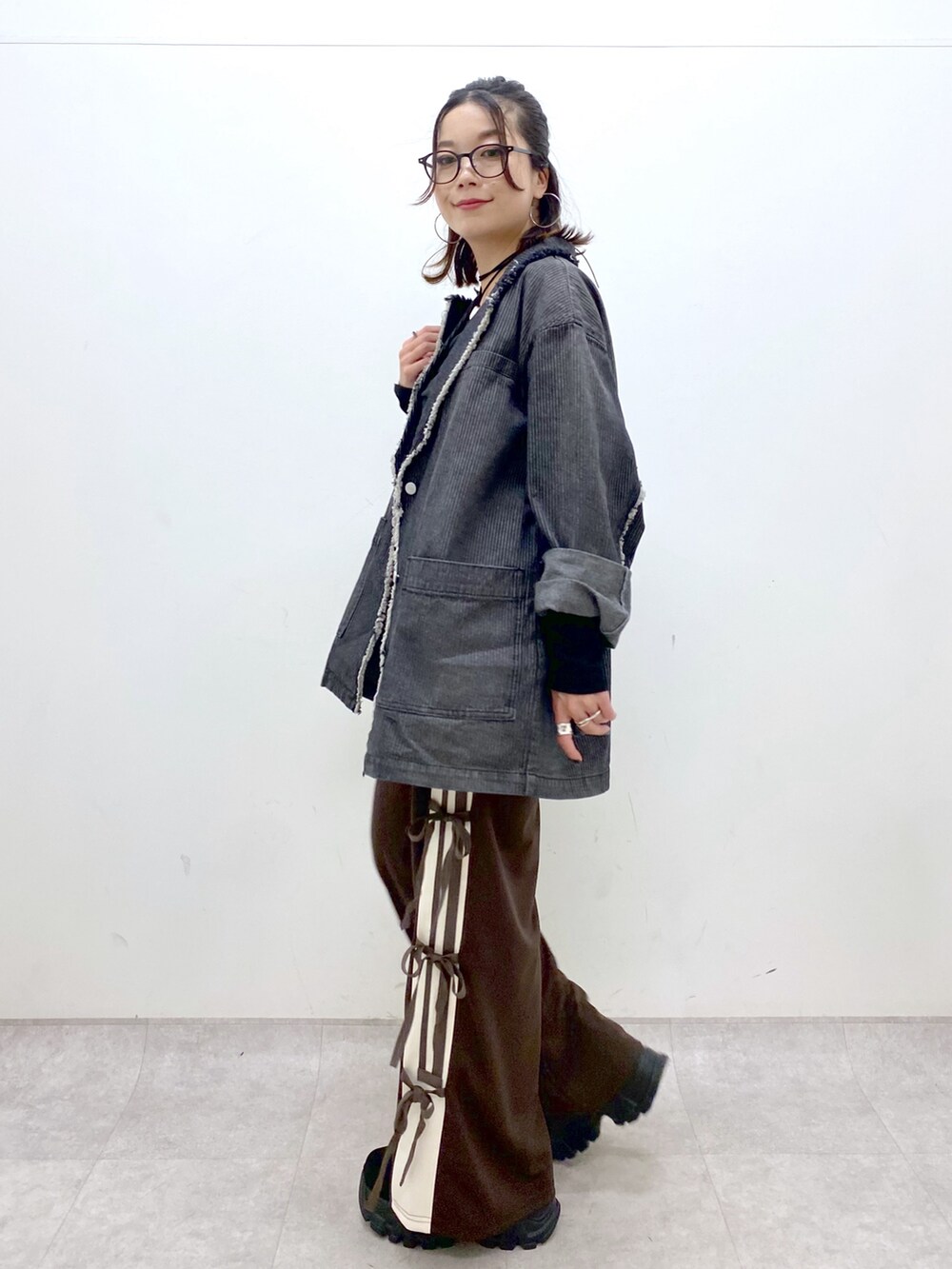 ブラウン系のその他パンツ、ブラック系のTシャツ/カットソー、ブラック系のショルダーバッグを着用したレディースの夏コーディネートの8枚目の写真