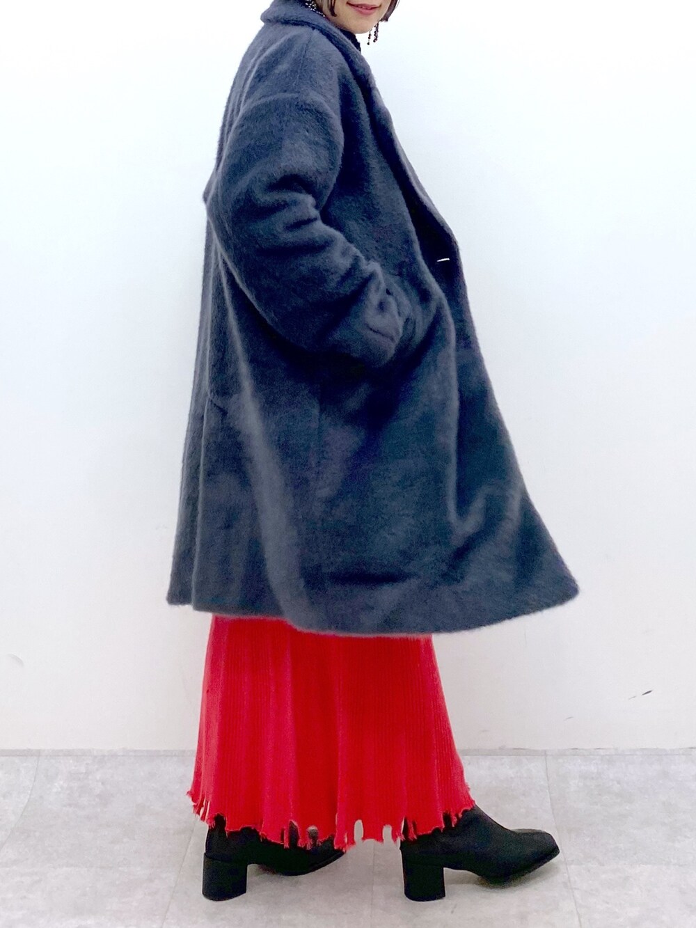 ブラック系のジャケット/アウター、ブラック系のトップス、ゴールド系のスカートを着用したレディースの秋コーディネートの4枚目の写真