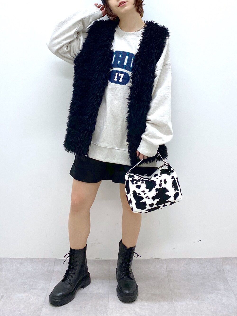 その他のバッグ、ブラック系のシューズ、ベージュ系のトップスを着用したレディースの秋コーディネートの5枚目の写真