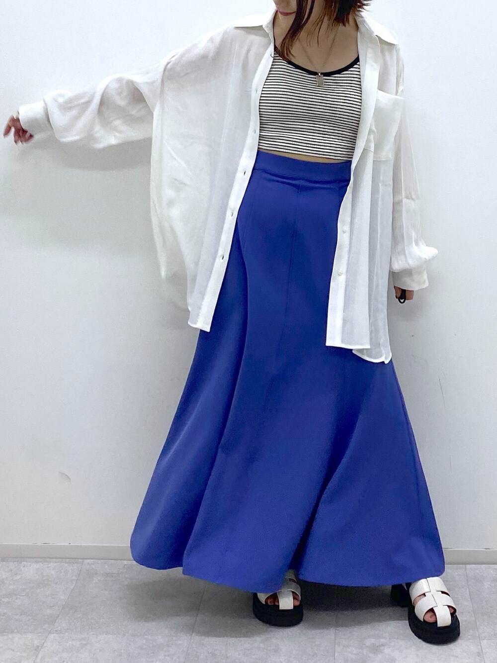ホワイト系のトップス、その他のトップス、ブルー系のスカートを着用したレディースの夏コーディネートの4枚目の写真