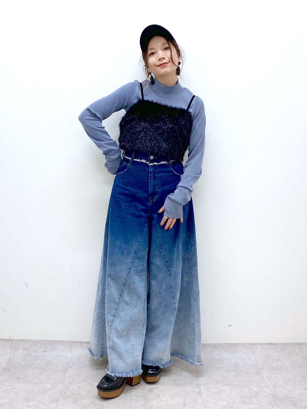 ブルー系のデニムパンツ、ブラック系のベスト、ブルー系のTシャツ/カットソーを着用したレディースの秋コーディネートの8枚目の写真