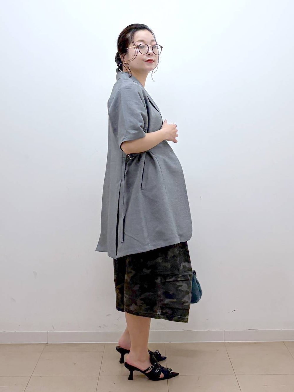 ホワイト系のTシャツ/カットソー、ブラック系のサンダル、グレー系のテーラードジャケットを着用したレディースの夏コーディネートの6枚目の写真